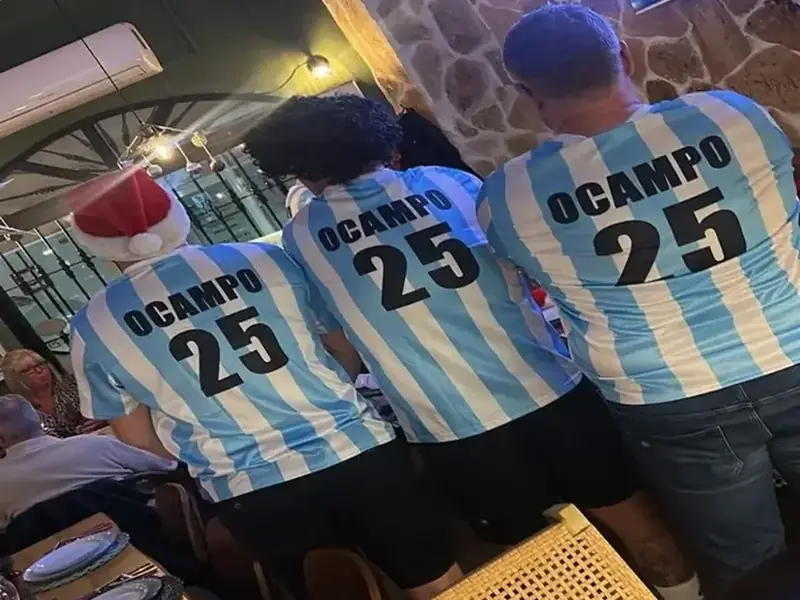 Amigos y clientes celebrando en el restaurante Ocampo