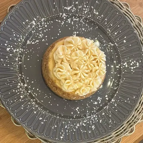 Mini cheesecake individual con flores de frosting