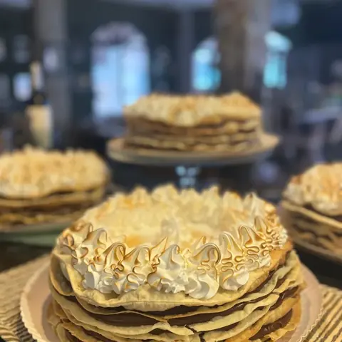 Tarta Rogel con merengue italiano