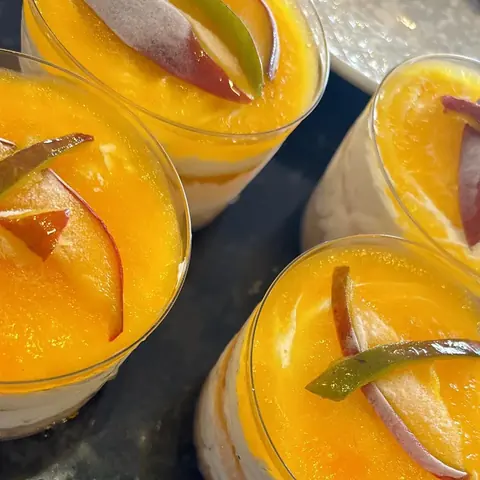 Postre en vaso de mango y vainilla