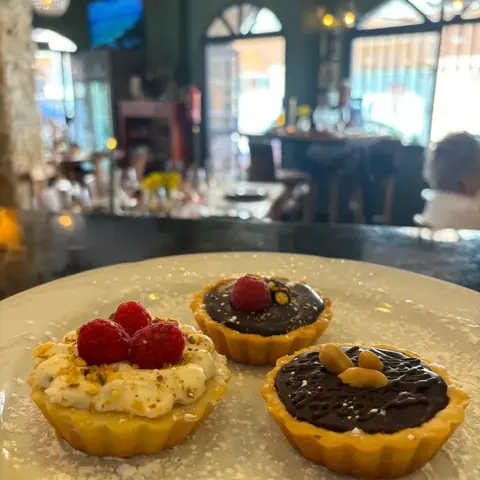 Plato de tartaletas variadas