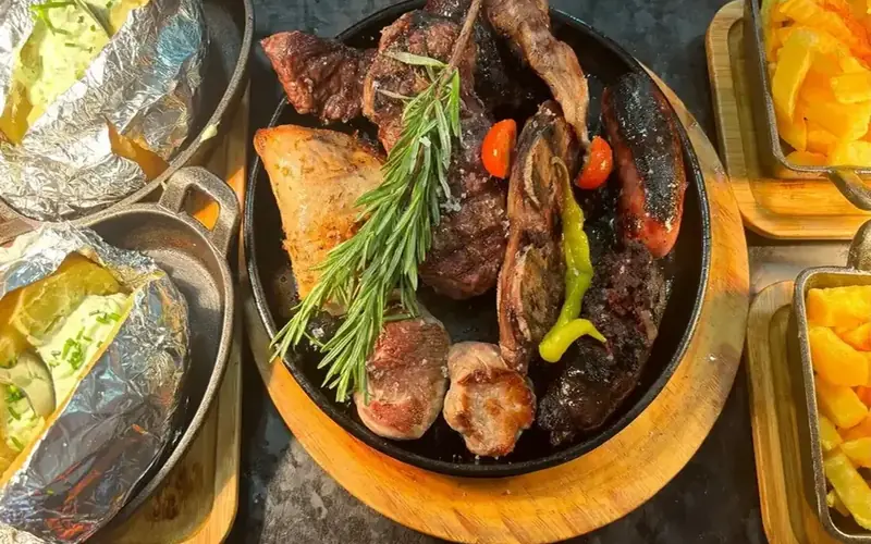 Carne a la parrilla argentina con patatas