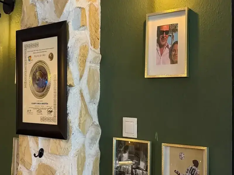 Detalles y cuadros de la decoración del restaurante Ocampo