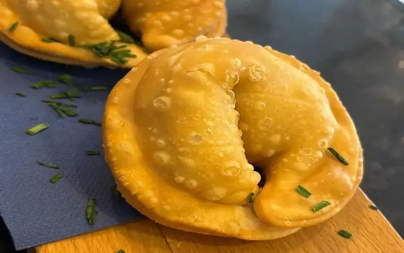 Variedad de empanadas argentinas recién hechas