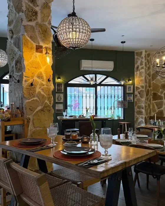 Mesa del restaurante Ocampo lista para comer