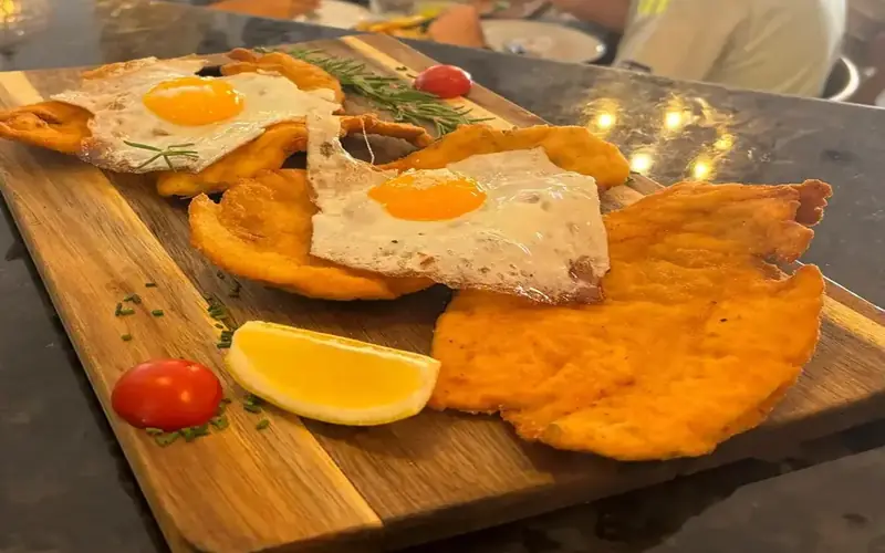 Milanesa a caballo con huevos fritos en Ocampo Benalmádena