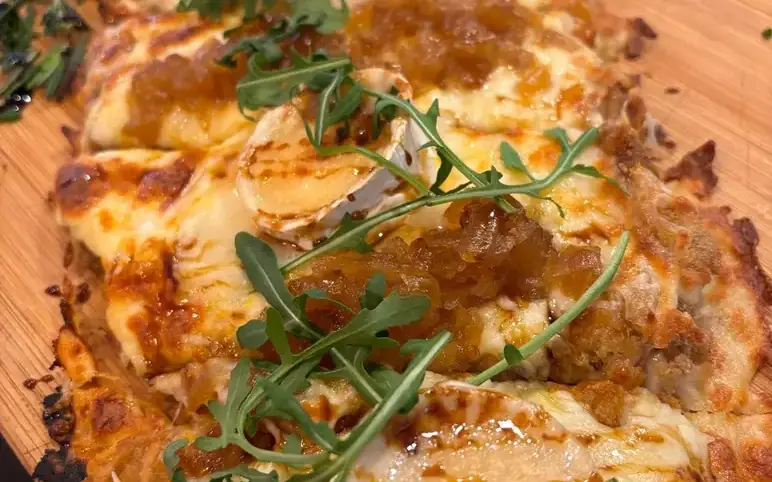 Milanesa con queso de cabra y cebolla caramelizada