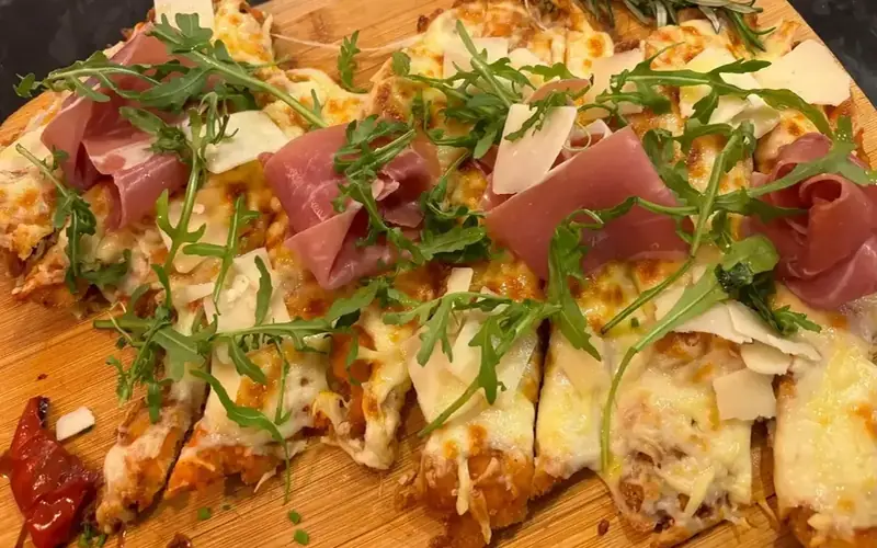 Milanesa Serrano Parmigiano con jamón serrano y rúcula