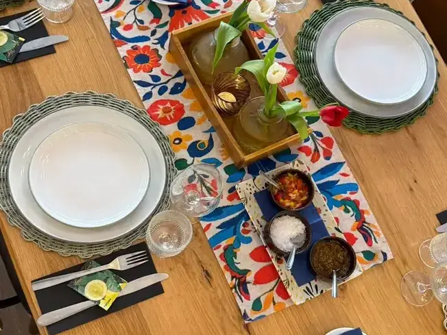 Mesa y salón del restaurante Ocampo en Arroyo de la Miel