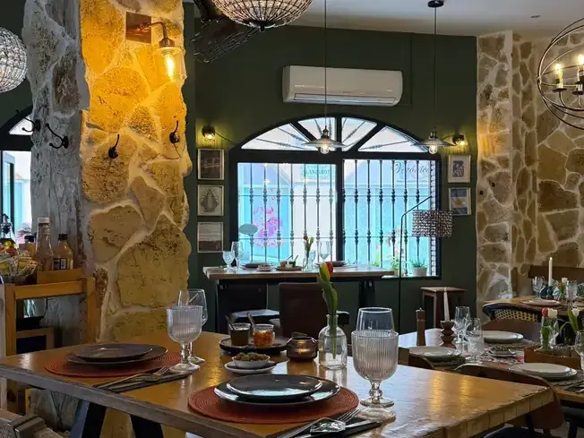 Mesa preparada en el restaurante Ocampo