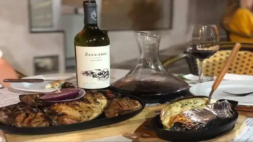 Carne a la parrilla servido con vino